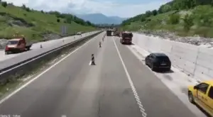 Nis pastrimi i rrëshqitjeve të dheut në autostradën “Ibrahim Rugova”, Basha akuzon OShP-në për vonesat në sanim