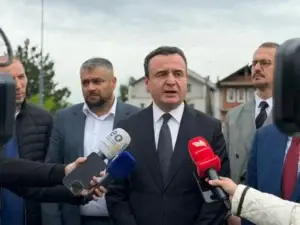 Kurti bën homazhe tek varri i heroit të kombit, Bahri Fazliu: Ishte ideator i strategjisë çlirimtare
