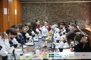 Nxënësit eksplorojnë biodiversitetin në Laboratorin e Shkencave Natyrore dhe Biodiversitetit në Universitetin e Prizrenit