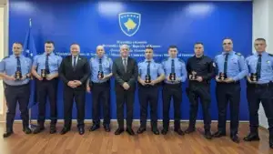 Tetë zyrtarë policorë nderohen me medalje për guximin dhe heroizmin e treguar gjatë shpëtimit të jetëve njerëzore
