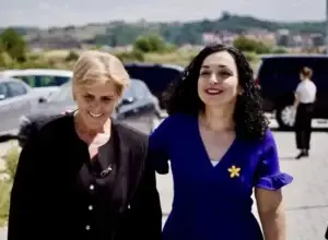 Osmani zyrtarizon Fahrije Hotin si kandidate për deputete në Kuvendin e Kosovës