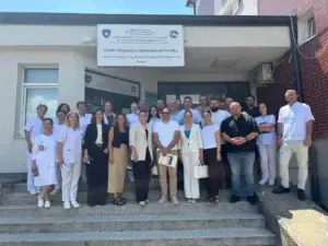 Drejtuesit e Spitalit të Prizrenit prezantuan zhvillimet e fundit në shërbime dhe gjithëpërfshirje para përfaqësuesve të Komisionit për Komunitete