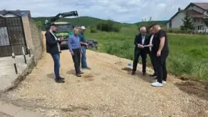 Kryetari i Dragashit vizitoi nga afër ecurinë e punimeve infrastrukturore në fshatin Brezne