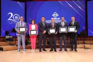 Drejtuesit e shoqatës “Esnaf” nderohen me mirënjohje në ceremoninë e 20-vjetorit të themelimit të Odës ekonomike të Maqedonisë Veri-Perëndimore