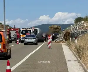 Policia jep detaje për aksidentin në autostradë, konfirmohet vdekja e gruas – burri po trajtohet në QKUK
