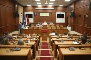 U mbajt konsultim publik me qytetarë në Prizren për Qarkoren e Parë Buxhetore 2027/01 dhe Kornizën Afatmesme Buxhetore