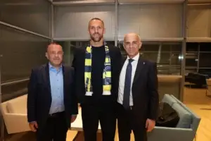 Dalin fotot: Vedat Muriqi mbërrin në Stamboll për të finalizuar transferimin te Fenerbahçe
