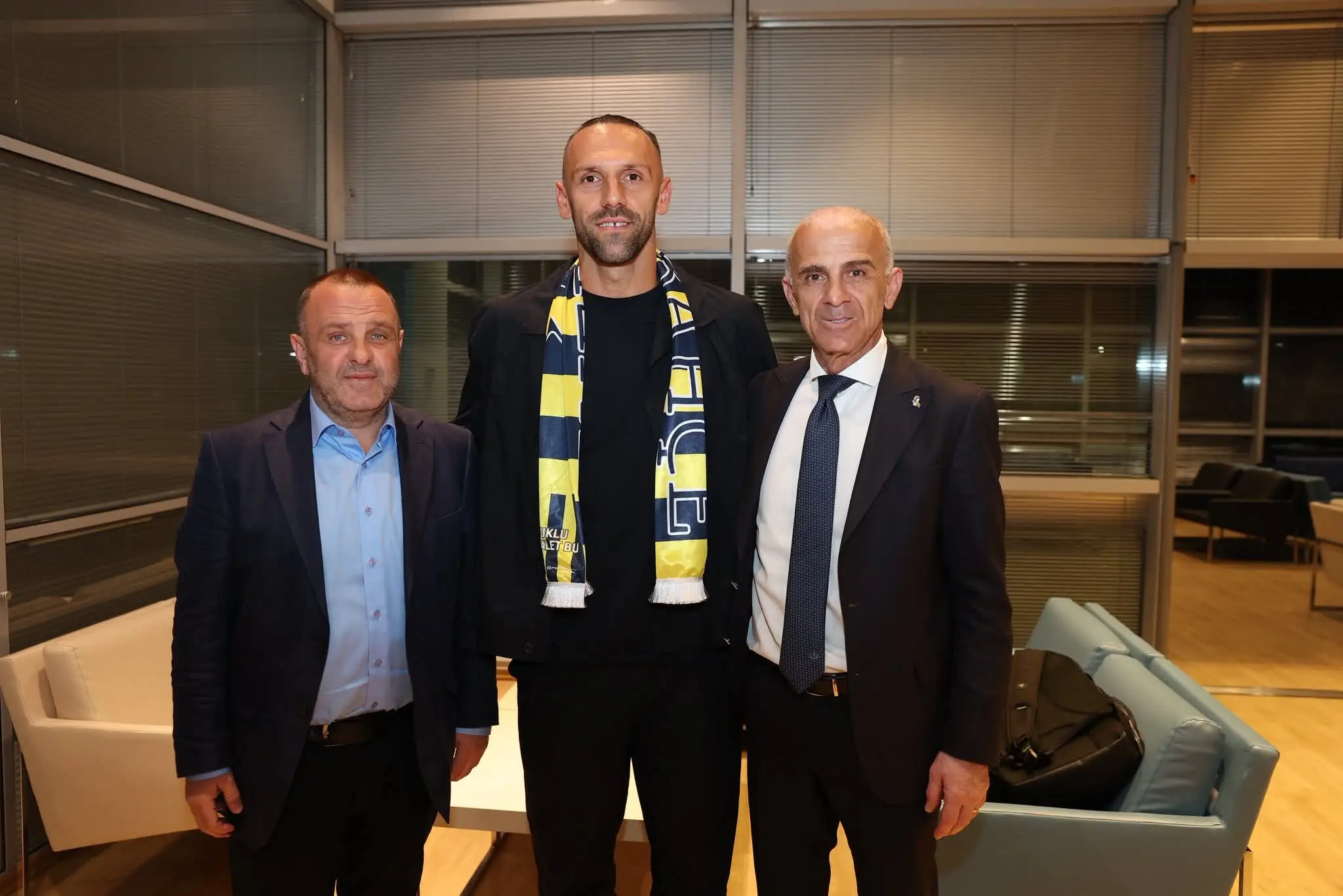 Dalin fotot: Vedat Muriqi mbërrin në Stamboll për të finalizuar transferimin te Fenerbahçe