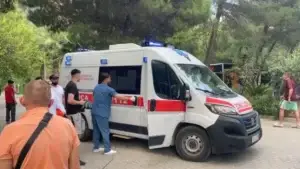 Shëngjin: Ndërrojnë jetë dy të rinj pasi u morën nga dallgët, dy në gjendje të rëndë