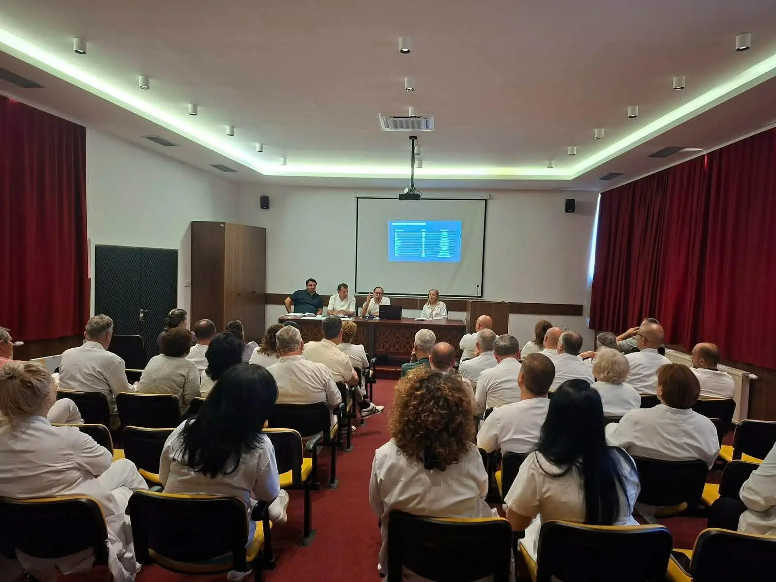 Spitali i Prizrenit diskuton planet zhvillimore dhe përmirësimin e shërbimeve për pacientët
