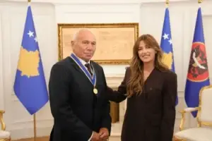 Haxhiu e dekoron me medalje komandantin nga Tirana, që iu bashkua UÇK-së