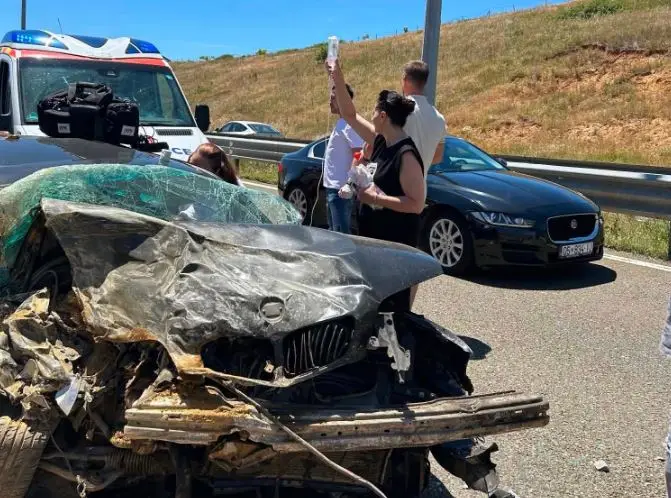 Policia jep detaje për aksidentin në autostradën “Ibrahim Rugova”, ku humbi jetën një grua
