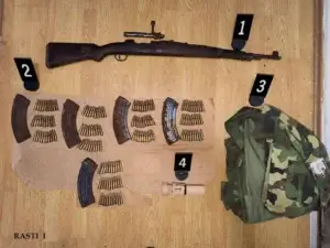 Policia gjen armë, municion dhe mjete tjera ilegale në tri lokacione në veri