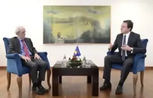 Kurti pret në takim profesorin amerikan Daniel Serwer, diskutojnë për integrimet dhe sigurinë