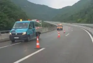 Ministria e Infrastrukturës: Uji që u grumbullua në një pjesë të autostradës ‘Arbën Xhaferi’ është larguar