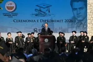 Kurti mori pjesë në ceremoninë e diplomimit të 420 studentëve në Universitetin “Ukshin Hoti” në Prizren