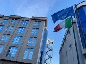 Ambasada italiane: Vazhdimi i krizës në Kosovë mund të vonojë projektet e rëndësishme për qytetarët