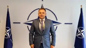 Ambasadori Zemaj reagon ndaj interpretimeve për mospjesëmarrjen e Kosovës në Samitin e NATO-s: Narrativa të fabrikuara
