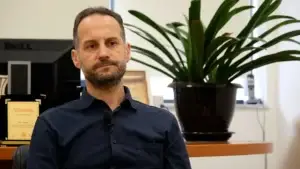 Onkologu Ilir Kurtishi: Synimi i mjekësisë moderne që në të ardhmen të jetohet me kancerin si me diabetin