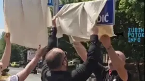 Mbulohen tabelat me emrat e rinj të rrugëve në Mitrovicën e Veriut, reagon policia