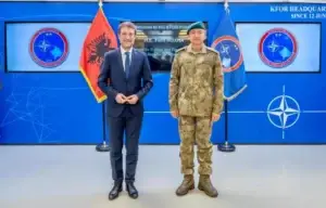 Komandanti i KFOR-it vlerëson kontributin e Shqipërisë në misionin e NATO-s