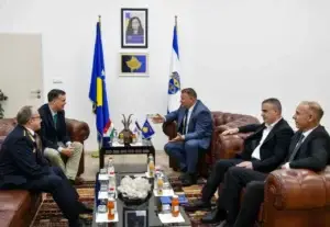 Ambasadori i Hungarisë u prit në vizitë zyrtare nga drejtori i përgjithshëm i Policisë së Kosovës