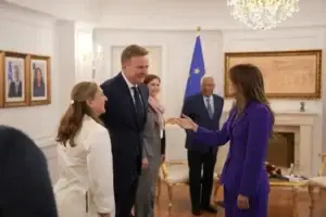 Sorensen pas vizitës në Kosovë dhe Serbi, i vjen mirë që pa “përkushtim për normalizim dhe pajtim”
