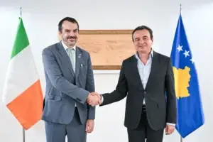 Kurti në takim me ambasadorin jo-rezident të Irlandës: Hapja e negociatave për anëtarësim në BE janë njohje e meritës për progresin që Kosova ka dëshmuar
