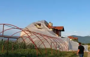 Dëme milionëshe nga stuhia në Suharekë, më të dëmtuarat serat e stallat