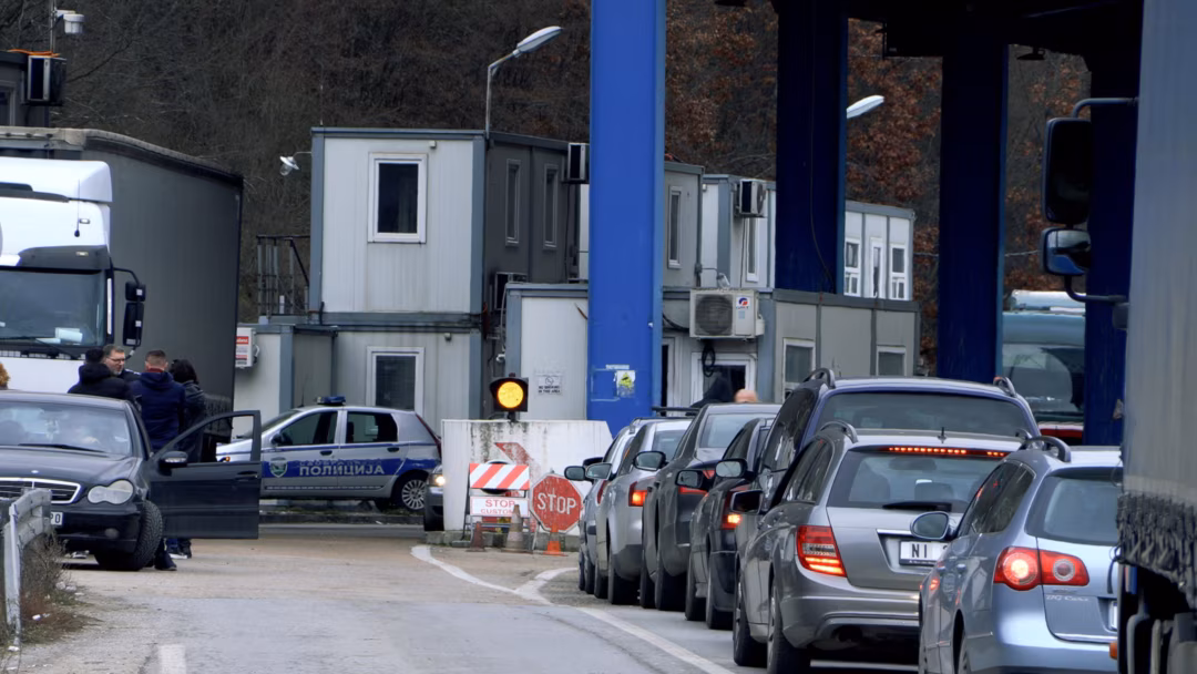 Kolona dhe pritje deri në 90 minuta në Jarinjë, fluks i shtuar edhe te Dheu i Bardhë