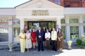 Rektori i Universitetit “Ukshin Hoti” priti përfaqësueset e grupit joformal të kuvendareve të Komunës së Prizrenit