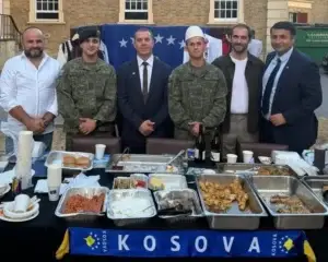 Me plisa në kokë dhe me ushqime tradicionale, kadetët e FSK-së prezantojnë Kosovën në Britani
