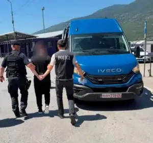 Ekstradohen në Kosovë dy persona të kërkuar ndërkombëtarisht, njëri nga Zvicra e tjetri nga Shqipëria