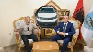 Afaristi prizrenas Armend Perolli dhuron një automjet për nevojat e KBI-së në Prizren