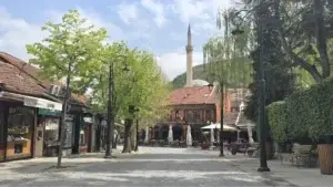 Të mërkurën mot i ngrohtë, pasdite priten reshje shiu dhe shtrëngata lokale