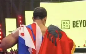 Joshua shfaqet me flamurin shqiptar në krah