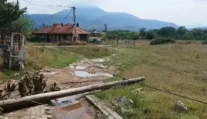 Shtyllat elektrike të dëmtuara në rrugën e Nashecit rrezikojnë banorët, kërkojnë ndërhyrje urgjente