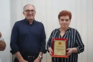 Pensionohet zyrtarja Feriha Paqarizi, kryetari Shaqir Totaj e falënderon për kontributin e dhënë