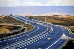 Temperaturat e larta, edhe sot kufizime në autoudhë për automjetet mbi 20 tonë