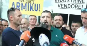 Prodhuesit e qumështit në protestë: Katër ditë pa grumbullim, qumështi “Vita” është i Kosovës, jo i Serbisë