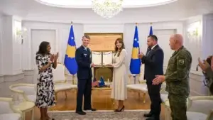 Haxhiu dekoron me Medalje Presidenciale Ushtarake kolonelin A. J. Berg për kontributin e tij në Kosovë