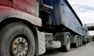 Kufizohet qarkullimi i kamionëve mbi 20 tonë në autoudhë për shkak të temperaturave të larta