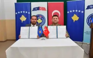 KFOR-i turk dhuruan pajisje për kënd lojërash në natyrë për shkollën fillore “Ulina” në Dragash