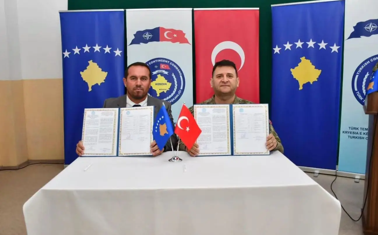 KFOR-i turk dhuruan pajisje për kënd lojërash në natyrë për shkollën fillore “Ulina” në Dragash
