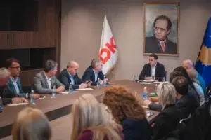 Përplasje brenda LDK-së: Të pakënaqurit çojnë në Kuvend të partisë nismën për rrëzimin e Abdixhikut
