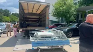Pas reagimeve për kushtet në Pediatri, nisin të largohen shtretërit e dëmtuar