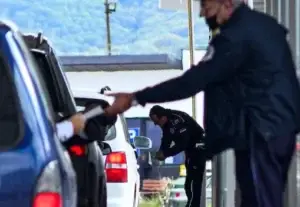 Një personi i zihen dokumente të Serbisë që po i sillte në Kosovë për disa të tjerë