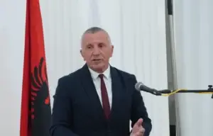 Kamberi: Do të inicioj kërkesë për shkarkimin e ministres Paunoviq