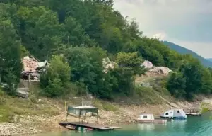 BE-ja kërkon ndërprerjen e rrënimit të vilave në Ujman