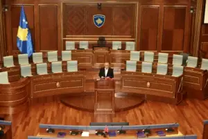 Hamza: Albin Kurti po i mban peng institucionet, pa rikthimin e rendit kushtetues nuk mund të flitet për asgjë tjetër
